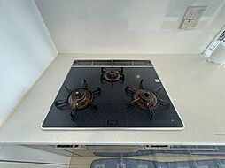 [キッチン] 三口コンロで効率アップ。使い勝手の良さを考えました。受け皿のないフラット天板でお手入れもラクラク。