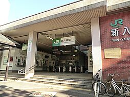 [周辺] 東日本旅客鉄道（JR東日本）武蔵野線の駅である。新京成線八柱駅と合わせると松戸市内の駅では乗降客数が松戸駅に次いで2番目に多い。新京成との乗り換え客よりも、周辺住宅地住民の利用の方が多い。