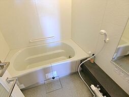 [風呂] 浴室はクリーニング済です。快適なバスタイムを楽しめる浴室換気乾燥機・追い焚き機能付きです。