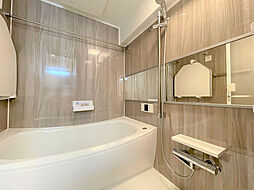 [風呂] 【浴室】ベージュカラーで落ち着いた雰囲気の浴室です。