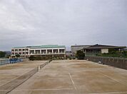 日立市立泉丘中学校（869m）