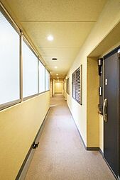 [その他] お部屋へと続く廊下は、外の光を感じながらも外気の影響を受けにくい内廊下設計です。プライバシーも守られやすく安心です。