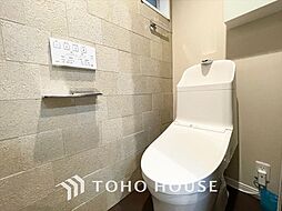 [トイレ] 清潔感あるホワイト調のクロスと温もり溢れるモダンカラーの床材が見事に調和した本邸宅は、毎日の生活を少しでも快適に過ごして頂ける様に落ち着いた雰囲気作りから行っています。