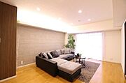 南向きの日当たりの良いお部屋です。間接照明がおしゃれな空間に魅せてくれますね♪ご家族の皆様でtansiesお過ごしください。