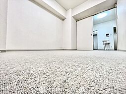 [寝室] カーペット床の洋室が、2部屋。正方形に近い形で使いやすい間取り。