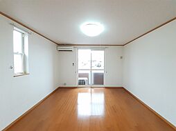 ヴィラ・アミティV 101 1階ワンルームのリビング/ダイニング