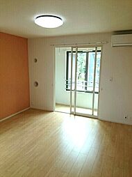 エバーグリーン月見 101 1階ワンルームのリビング/ダイニング