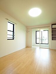 コモド　ガーデン 201 2階ワンルームのリビング/ダイニング