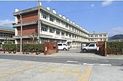 【小学校】三入小学校まで240ｍ