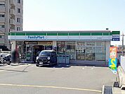 【コンビニエンスストア】ファミリーマート大久保町店まで950ｍ