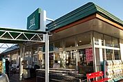 【スーパー】ＦＵＪＩスーパー塚原店まで300ｍ