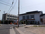 【小学校】丸亀市立飯野小学校まで850ｍ