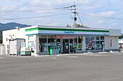 【コンビニエンスストア】ファミリーマート　伊万里二里店まで1300ｍ