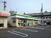 【コンビニエンスストア】ファミリーマート三原館町店まで375ｍ