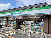 【コンビニエンスストア】ファミリーマート梅津段町店まで220ｍ