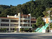 【小学校】四賀小学校まで400ｍ
