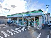 【コンビニエンスストア】ファミリーマート　三川店まで550ｍ