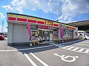【コンビニエンスストア】デイリーヤマザキ　曲店まで900ｍ