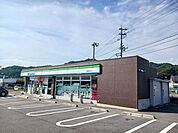 【コンビニエンスストア】ファミリーマート本郷町南方店まで450ｍ