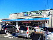 【コンビニエンスストア】ローソン朝日町小向店まで950ｍ