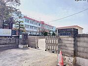 【小学校】吉富町立吉富小学校まで700ｍ