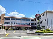【小学校】愛荘町立秦荘西小学校まで700ｍ