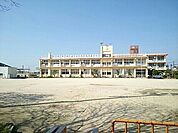 【小学校】矢ヶ部小学校まで700ｍ