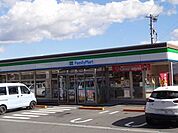 【コンビニエンスストア】ファミリーマート　大芝高原店まで900ｍ