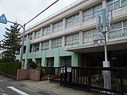【小学校】由良町立由良小学校様まで350ｍ