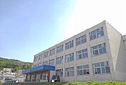 【中学校】朝里中学校まで380ｍ