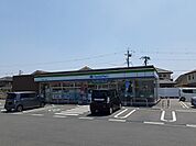 【コンビニエンスストア】ファミリーマートサーキット前店まで240ｍ