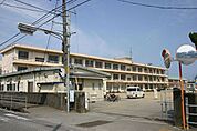 【小学校】南小松島小学校まで400ｍ