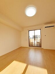 ポルトボヌール48　I 102 1階ワンルームのリビング/ダイニング