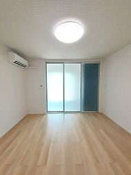 コンフォルトIII 101 1階ワンルームのリビング/ダイニング