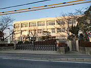 【小学校】栗東市立治田西小学校まで658ｍ
