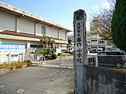 【小学校】春日小学校まで983ｍ