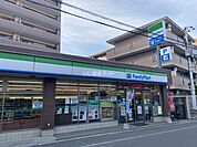 【コンビニエンスストア】ファミリーマート稲田上町店　様まで867ｍ