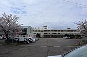 【小学校】上越市立柿崎小学校まで720ｍ