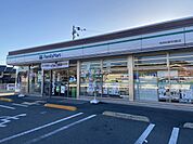 【コンビニエンスストア】ファミリーマート奈良秋篠早月町店まで249ｍ