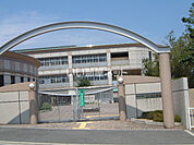 【小学校】香芝市立旭ケ丘小学校まで2406ｍ