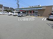 【コンビニエンスストア】ファミリーマート津市南新町店まで912ｍ