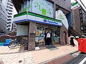 【コンビニエンスストア】ファミリーマート西新宿柏木公園前店まで22ｍ