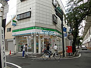【コンビニエンスストア】ファミリーマート 大東新町店まで377ｍ