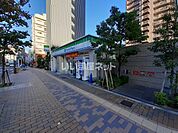 【コンビニエンスストア】ファミリーマート兵庫県民会館前店まで322ｍ