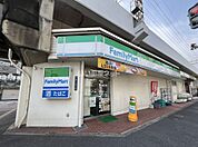 【コンビニエンスストア】ファミリーマート小阪駅前店まで87ｍ