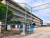 【小学校】多治米小学校まで718ｍ