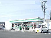 【コンビニエンスストア】ファミリーマート　平和町店まで700ｍ