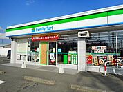 【コンビニエンスストア】ファミリーマート　小笠赤土店まで750ｍ