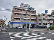 【コンビニエンスストア】ローソン花畑3丁目店まで383ｍ