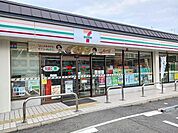 【コンビニエンスストア】セブンイレブン京都梅津店まで90ｍ